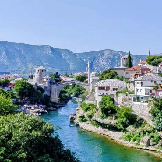 https://d2rzpmb54mcyw0.cloudfront.net/content/guides/mostar/stari-most2.webp