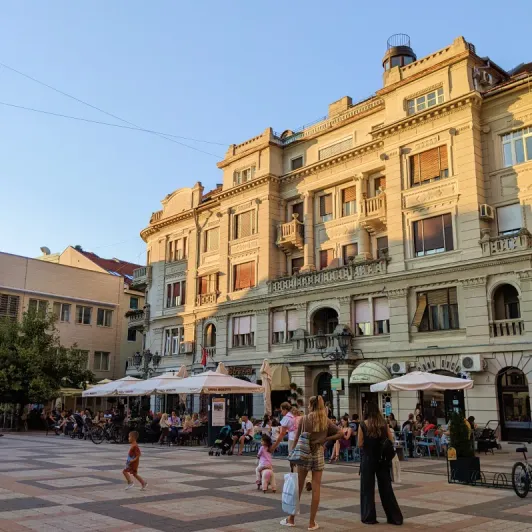 https://d2rzpmb54mcyw0.cloudfront.net/content/guides/novisad/liberty-squere2.webp