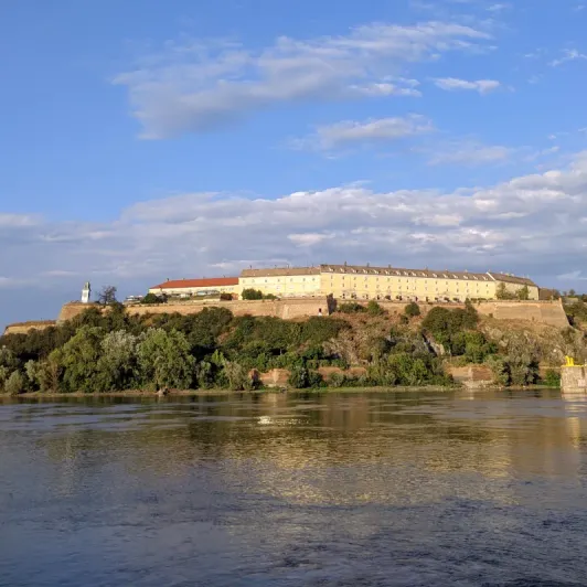 https://d2rzpmb54mcyw0.cloudfront.net/content/guides/novisad/naberazhnaya2.webp