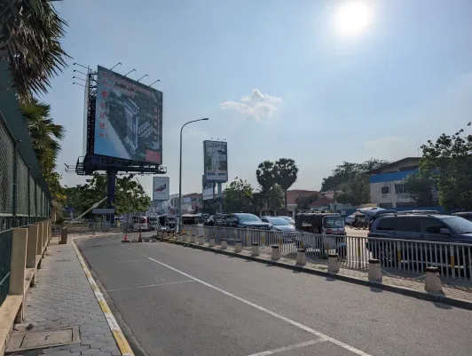 https://d2rzpmb54mcyw0.cloudfront.net/content/guides/phnom-penh/airport-taxi2.webp