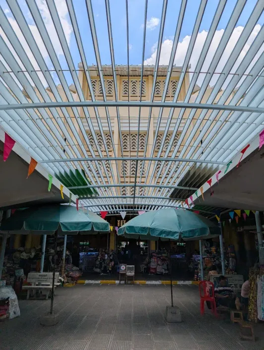 https://d2rzpmb54mcyw0.cloudfront.net/content/guides/phnom-penh/central-market2.webp