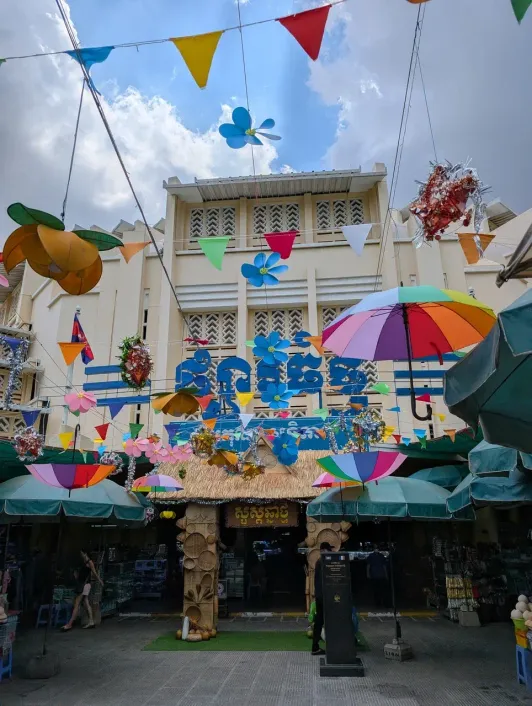 https://d2rzpmb54mcyw0.cloudfront.net/content/guides/phnom-penh/central-market3.webp