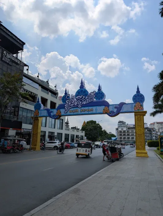 https://d2rzpmb54mcyw0.cloudfront.net/content/guides/phnom-penh/chaktomuk2.webp
