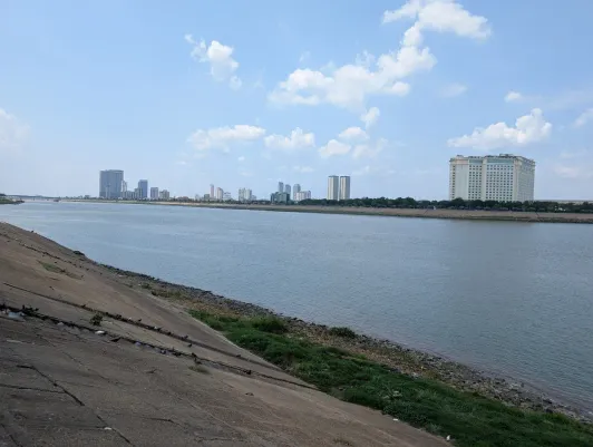 https://d2rzpmb54mcyw0.cloudfront.net/content/guides/phnom-penh/embankment2.webp