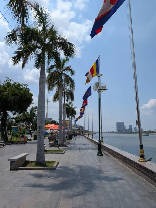 https://d2rzpmb54mcyw0.cloudfront.net/content/guides/phnom-penh/embankment5.webp