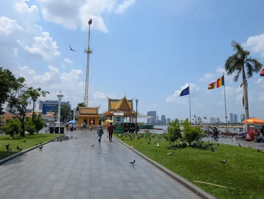 https://d2rzpmb54mcyw0.cloudfront.net/content/guides/phnom-penh/embankment6.webp
