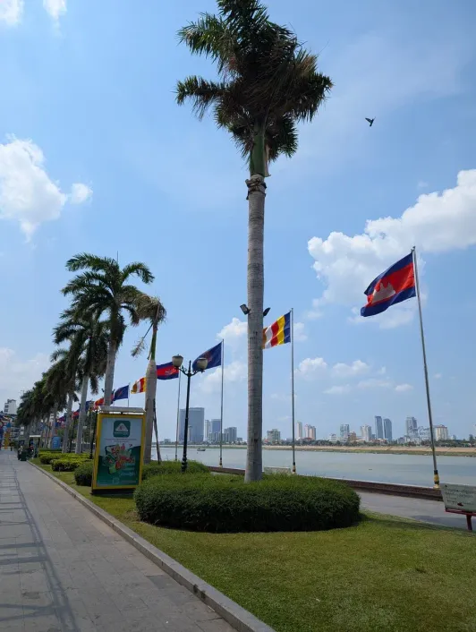 https://d2rzpmb54mcyw0.cloudfront.net/content/guides/phnom-penh/embankment7.webp