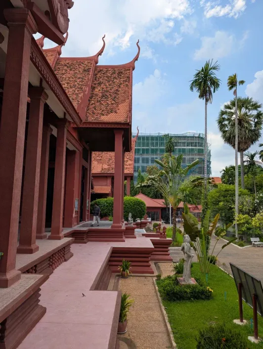 https://d2rzpmb54mcyw0.cloudfront.net/content/guides/phnom-penh/national-museum2.webp