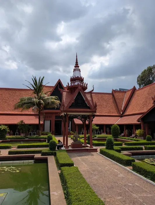https://d2rzpmb54mcyw0.cloudfront.net/content/guides/phnom-penh/national-museum3.webp