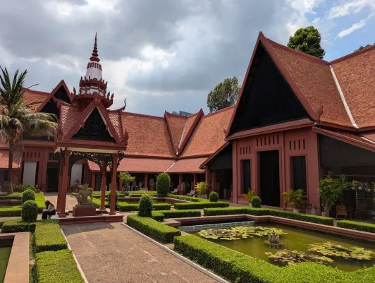https://d2rzpmb54mcyw0.cloudfront.net/content/guides/phnom-penh/national-museum4.webp