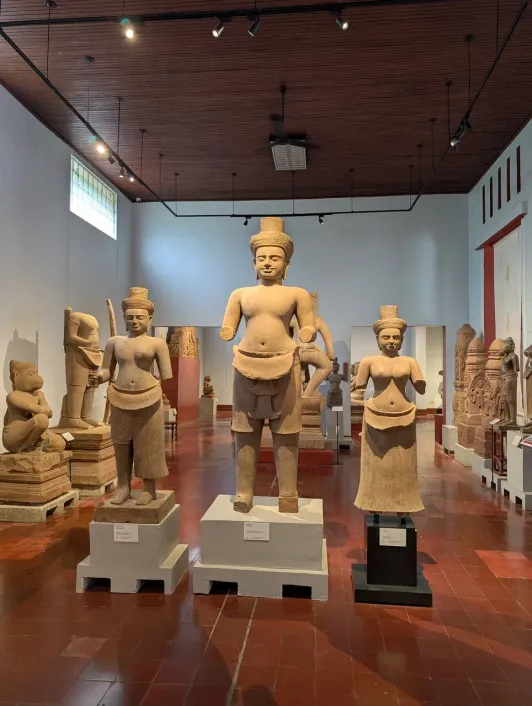 https://d2rzpmb54mcyw0.cloudfront.net/content/guides/phnom-penh/national-museum6.webp