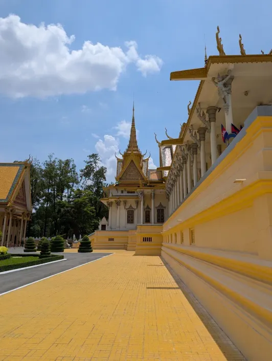 https://d2rzpmb54mcyw0.cloudfront.net/content/guides/phnom-penh/royal-palace2.webp