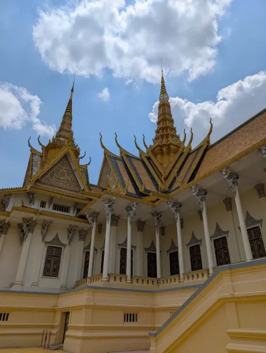 https://d2rzpmb54mcyw0.cloudfront.net/content/guides/phnom-penh/royal-palace3.webp
