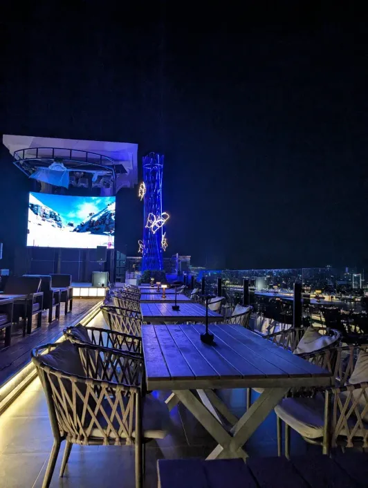 https://d2rzpmb54mcyw0.cloudfront.net/content/guides/phnom-penh/scenery-bar2.webp