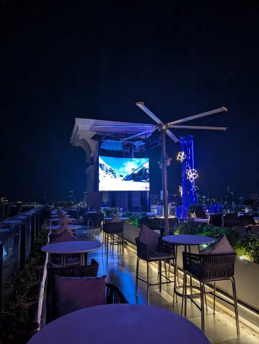 https://d2rzpmb54mcyw0.cloudfront.net/content/guides/phnom-penh/scenery-bar3.webp