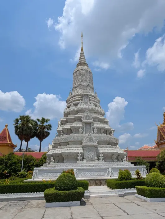https://d2rzpmb54mcyw0.cloudfront.net/content/guides/phnom-penh/silver-pagoda2.webp