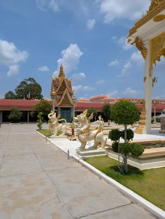 https://d2rzpmb54mcyw0.cloudfront.net/content/guides/phnom-penh/silver-pagoda3.webp