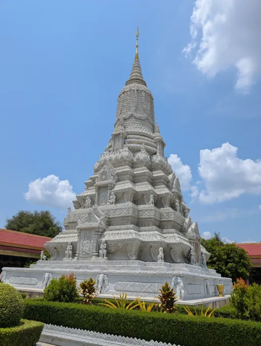 https://d2rzpmb54mcyw0.cloudfront.net/content/guides/phnom-penh/silver-pagoda4.webp