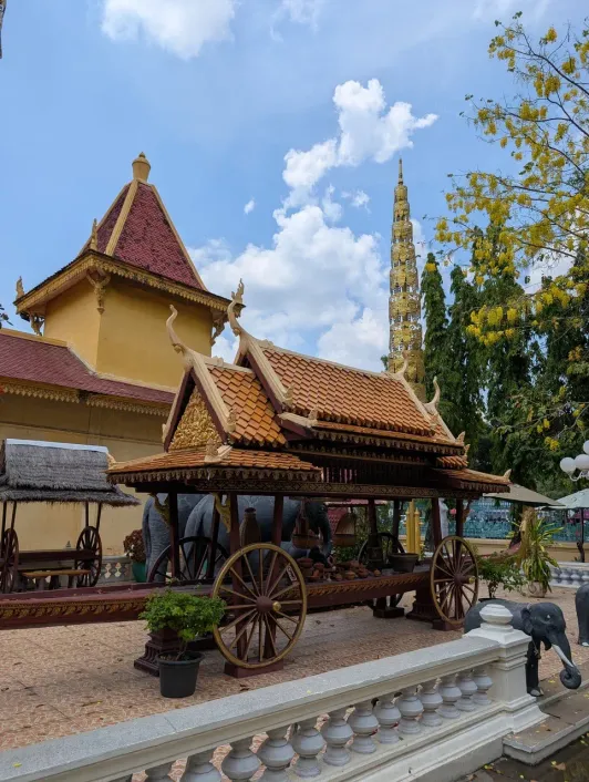https://d2rzpmb54mcyw0.cloudfront.net/content/guides/phnom-penh/silver-pagoda6.webp