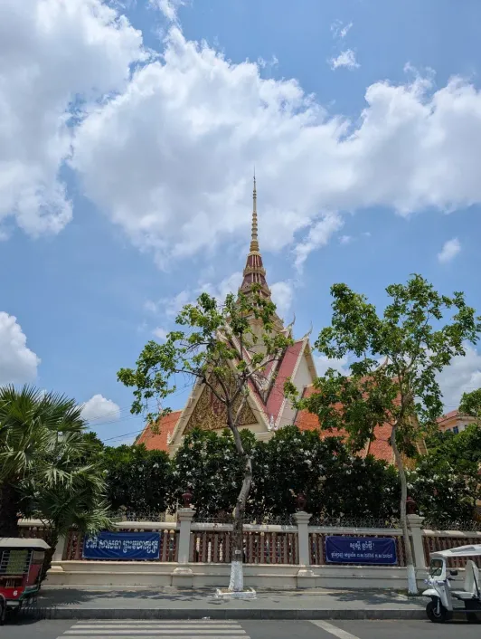 https://d2rzpmb54mcyw0.cloudfront.net/content/guides/phnom-penh/supreme-court2.webp