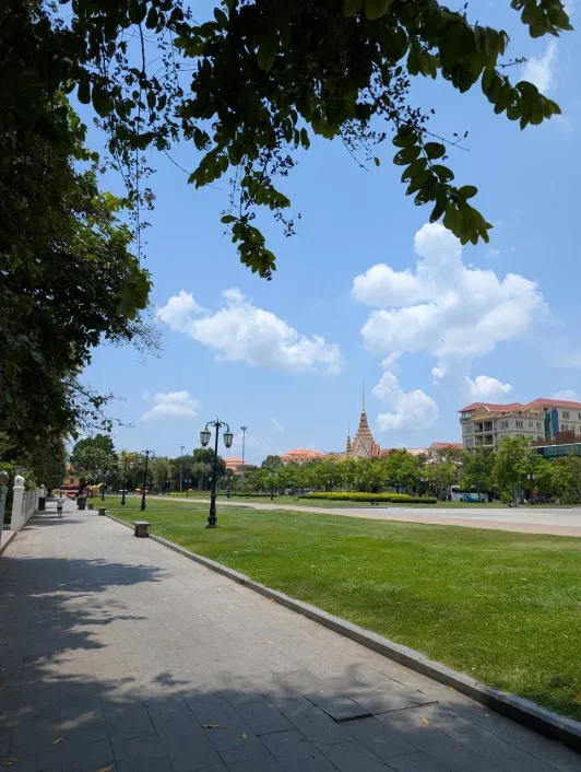 https://d2rzpmb54mcyw0.cloudfront.net/content/guides/phnom-penh/wat-botum-park3.webp