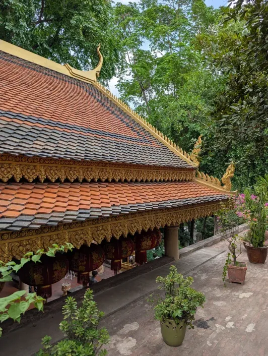 https://d2rzpmb54mcyw0.cloudfront.net/content/guides/phnom-penh/wat-phnom2.webp
