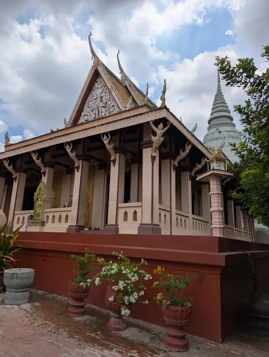 https://d2rzpmb54mcyw0.cloudfront.net/content/guides/phnom-penh/wat-phnom3.webp