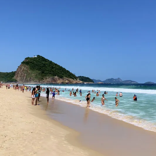 https://d2rzpmb54mcyw0.cloudfront.net/content/guides/rio/copacabana2.webp