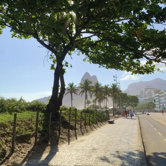 https://d2rzpmb54mcyw0.cloudfront.net/content/guides/rio/ipanema2.webp