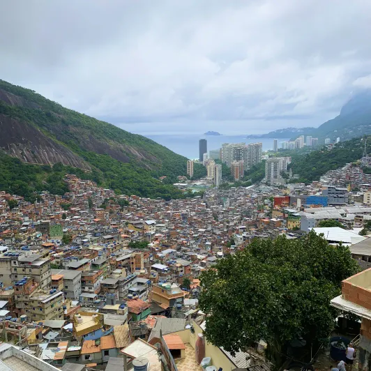 https://d2rzpmb54mcyw0.cloudfront.net/content/guides/rio/rocinha2.webp