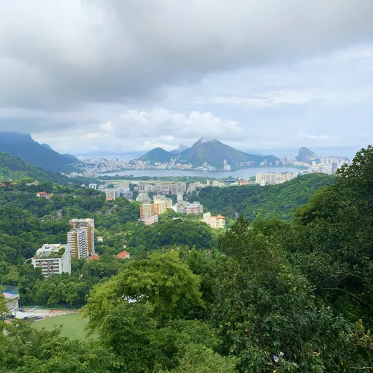 https://d2rzpmb54mcyw0.cloudfront.net/content/guides/rio/rocinha3.webp