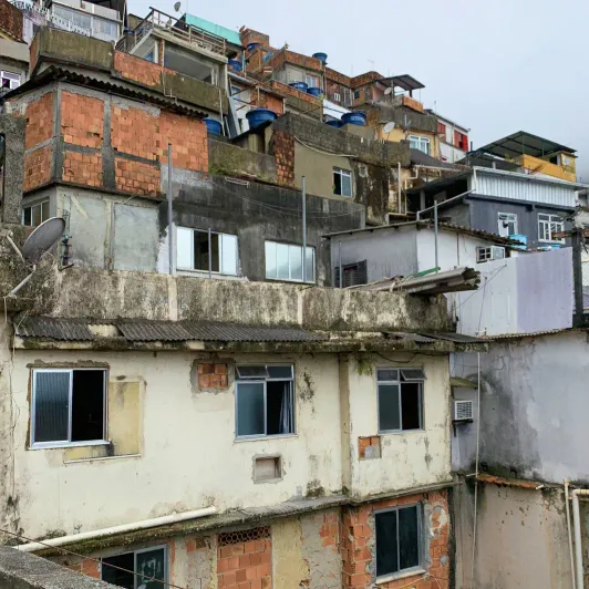 https://d2rzpmb54mcyw0.cloudfront.net/content/guides/rio/rocinha4.webp