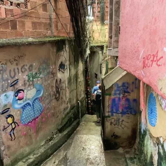 https://d2rzpmb54mcyw0.cloudfront.net/content/guides/rio/rocinha8.webp