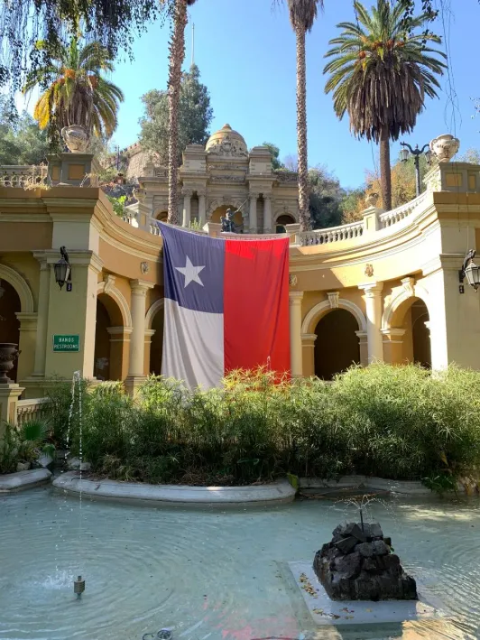 https://d2rzpmb54mcyw0.cloudfront.net/content/guides/santiago/cerro-santa-lucia2.webp
