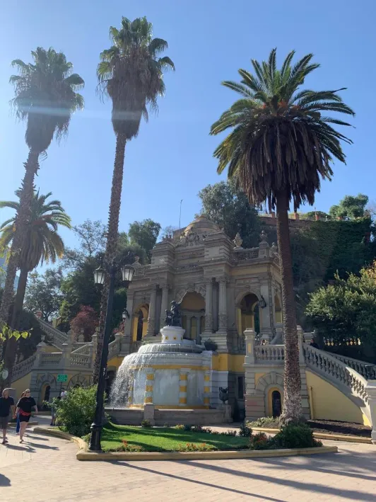 https://d2rzpmb54mcyw0.cloudfront.net/content/guides/santiago/cerro-santa-lucia3.webp