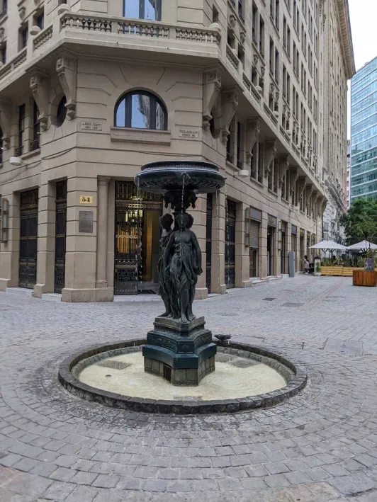 https://d2rzpmb54mcyw0.cloudfront.net/content/guides/santiago/edificio-de-la-bolsa2.webp