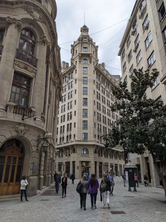 https://d2rzpmb54mcyw0.cloudfront.net/content/guides/santiago/edificio-de-la-bolsa3.webp