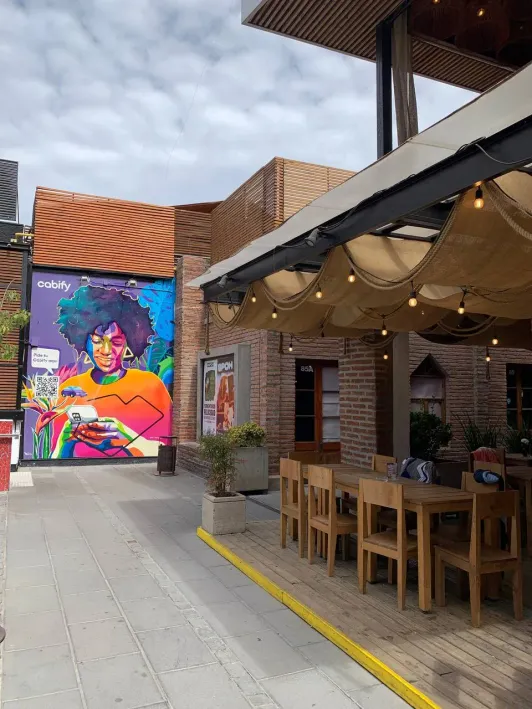 https://d2rzpmb54mcyw0.cloudfront.net/content/guides/santiago/patio-bellavista2.webp
