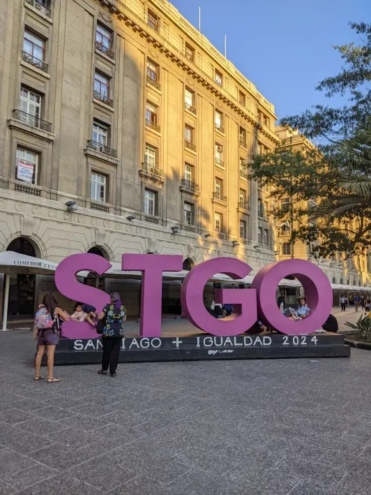 https://d2rzpmb54mcyw0.cloudfront.net/content/guides/santiago/plaza-de-armas3.webp