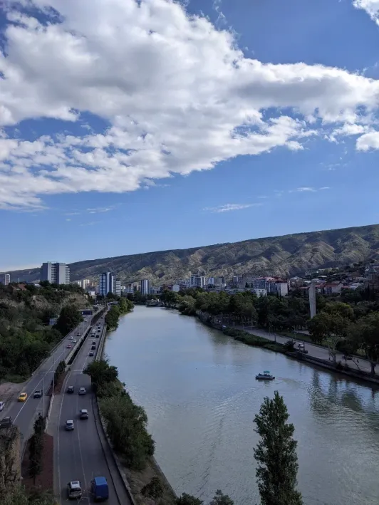 https://d2rzpmb54mcyw0.cloudfront.net/content/guides/tbilisi/kura2.webp