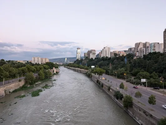 https://d2rzpmb54mcyw0.cloudfront.net/content/guides/tbilisi/kura4.webp