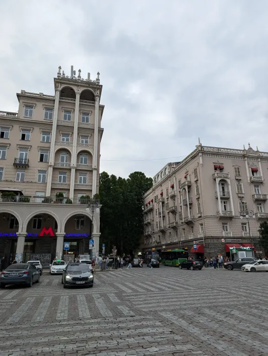 https://d2rzpmb54mcyw0.cloudfront.net/content/guides/tbilisi/marjanishvili2.webp