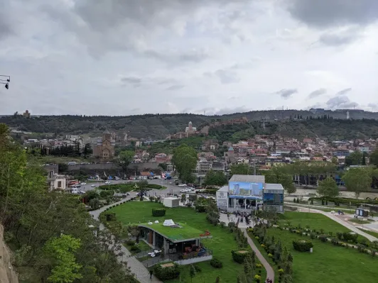https://d2rzpmb54mcyw0.cloudfront.net/content/guides/tbilisi/rike2.webp