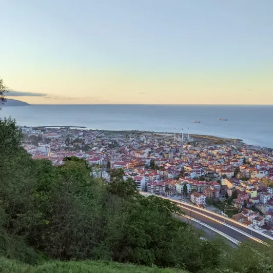 https://d2rzpmb54mcyw0.cloudfront.net/content/guides/trabzon/boztepe-hill2.webp