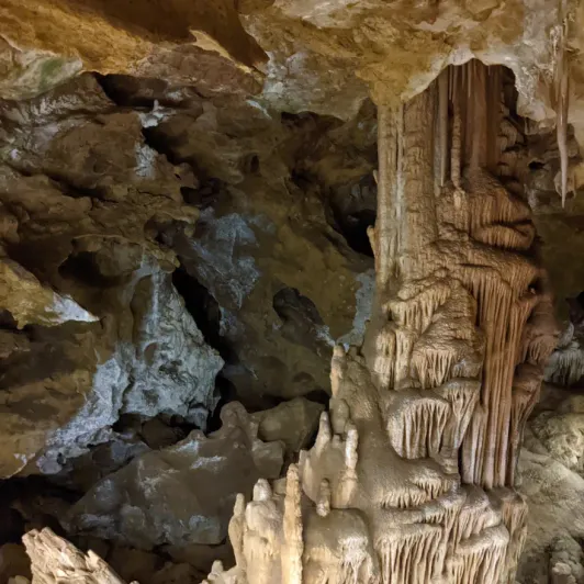 https://d2rzpmb54mcyw0.cloudfront.net/content/guides/trabzon/karaca-cave2.webp
