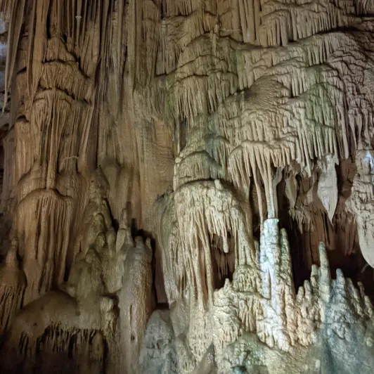 https://d2rzpmb54mcyw0.cloudfront.net/content/guides/trabzon/karaca-cave3.webp