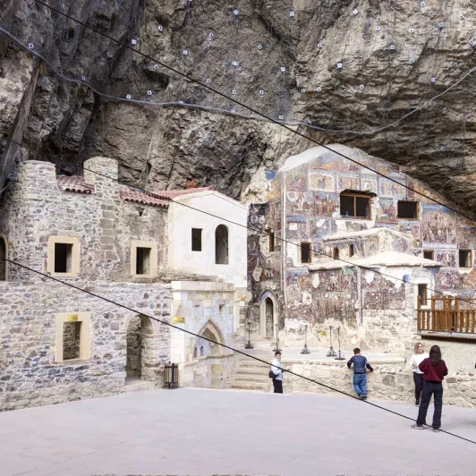 https://d2rzpmb54mcyw0.cloudfront.net/content/guides/trabzon/panagia-sumela4.webp