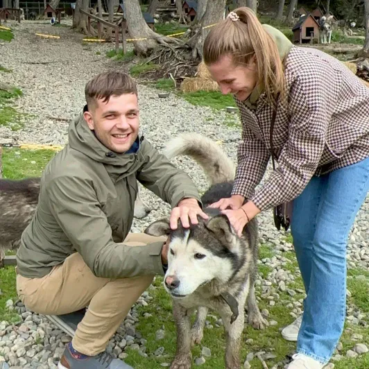 https://d2rzpmb54mcyw0.cloudfront.net/content/guides/ushuaia/husky-park2.webp