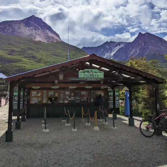 https://d2rzpmb54mcyw0.cloudfront.net/content/guides/ushuaia/prison-train2.webp