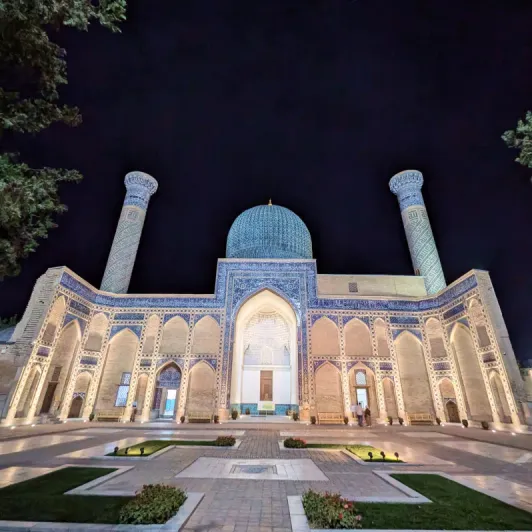 https://d2rzpmb54mcyw0.cloudfront.net/content/guides/uzbekistan/gur-emir2.webp